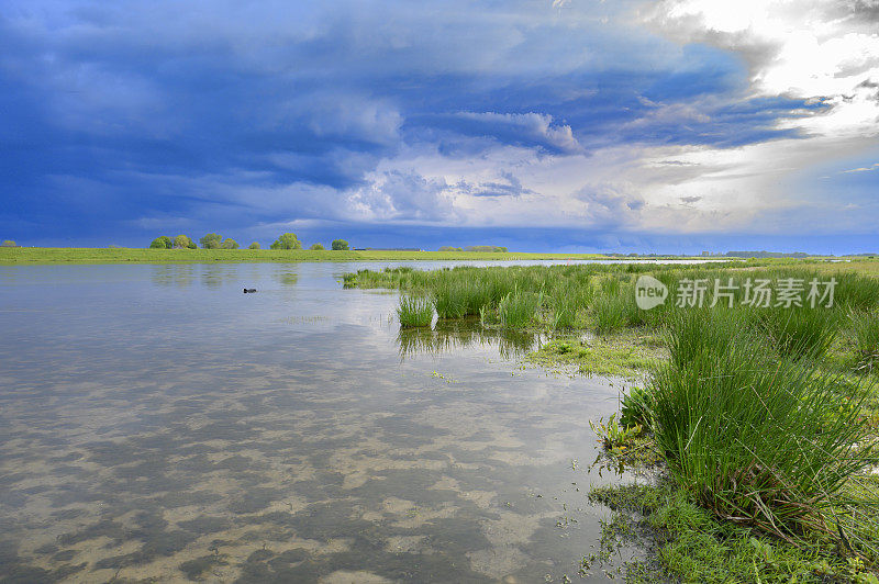 雷暴云正在接近IJsseldelta Kampen附近的Reevediep水道